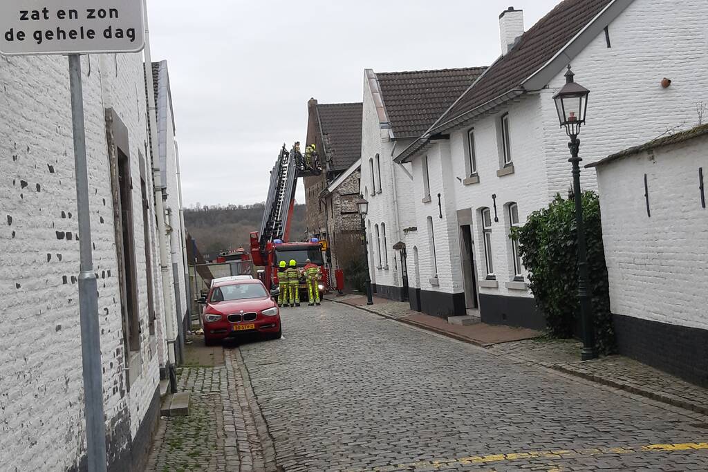 Losliggende dakpannen door brandweer verwijderd
