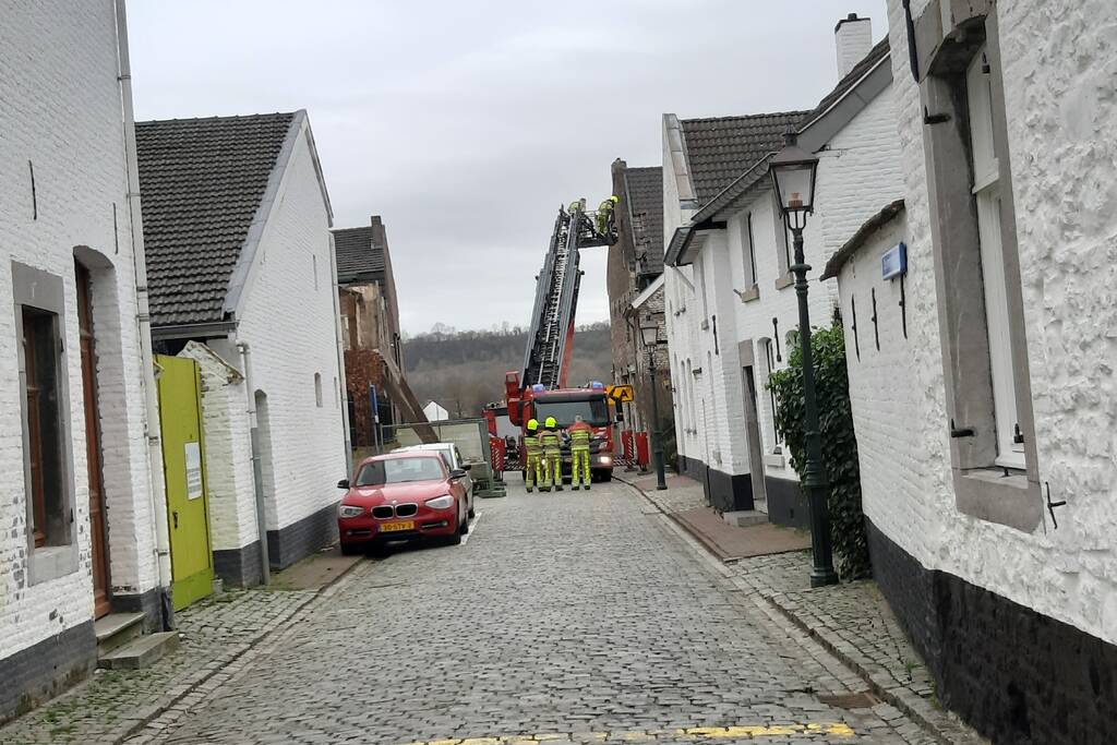 Losliggende dakpannen door brandweer verwijderd