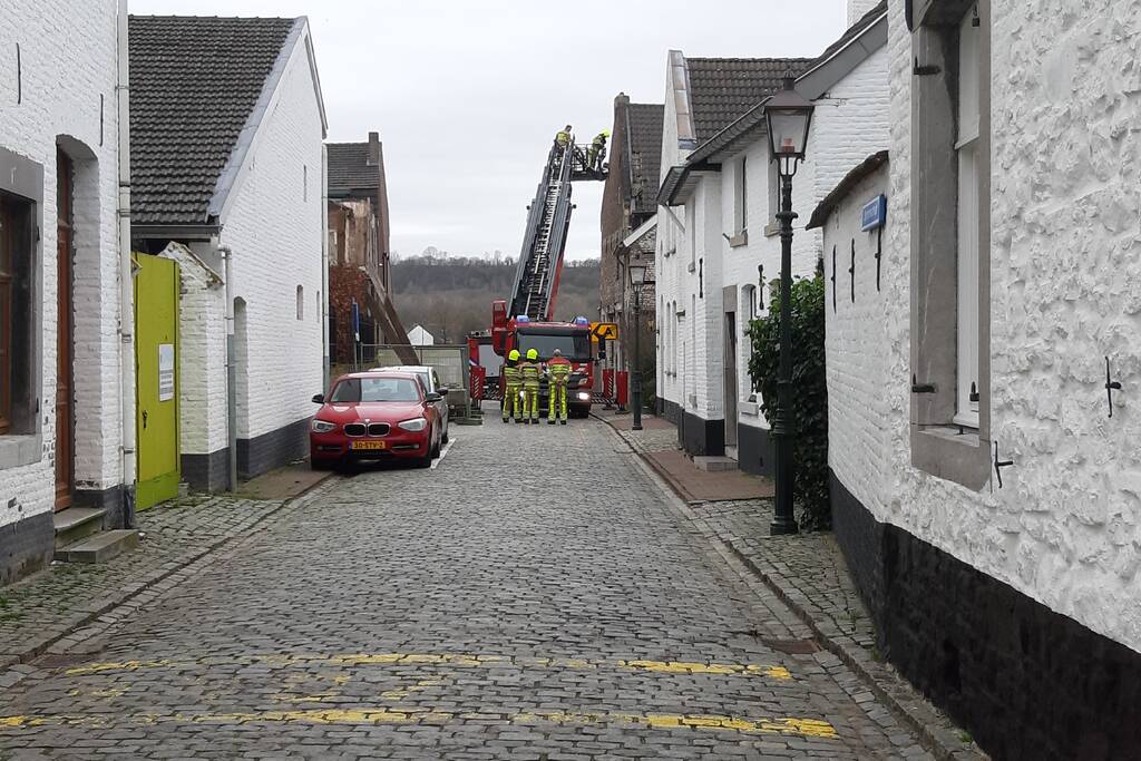 Losliggende dakpannen door brandweer verwijderd