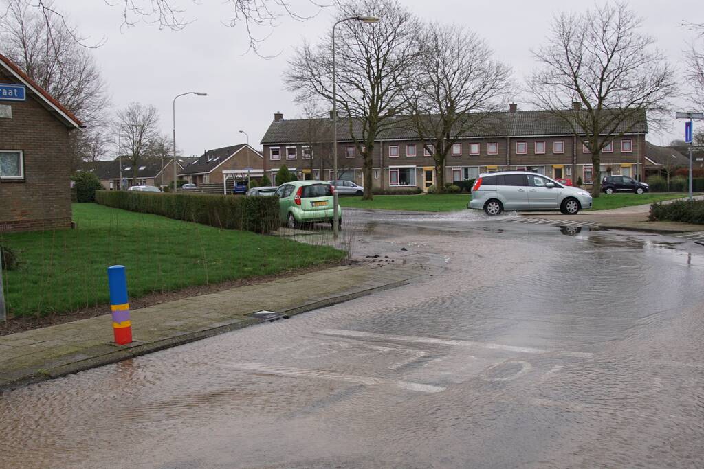 Straat komt onderwater te staan door lekkage