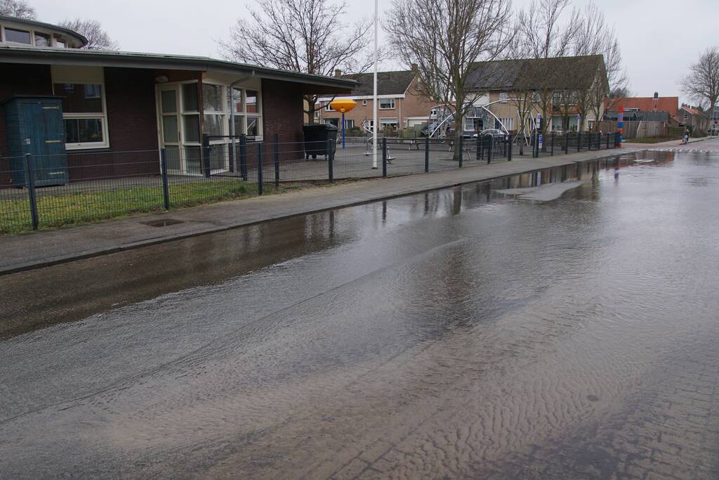Straat komt onderwater te staan door lekkage
