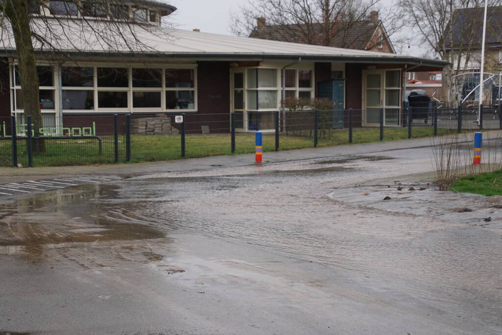 Straat komt onderwater te staan door lekkage
