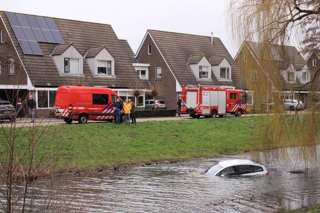 Personenauto belandt in water