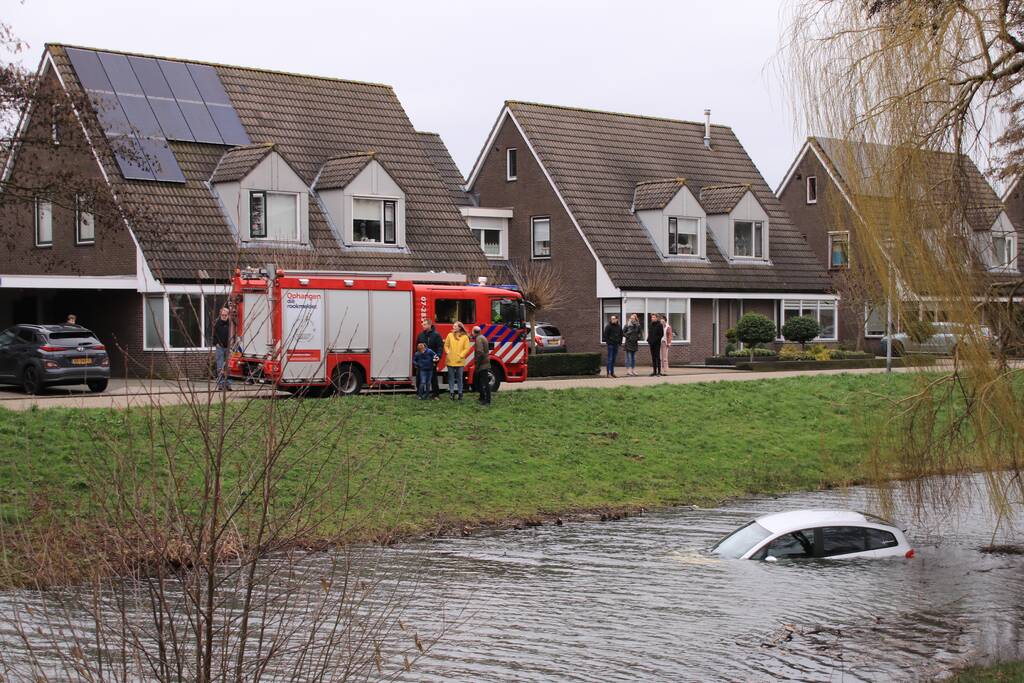 Personenauto belandt in water