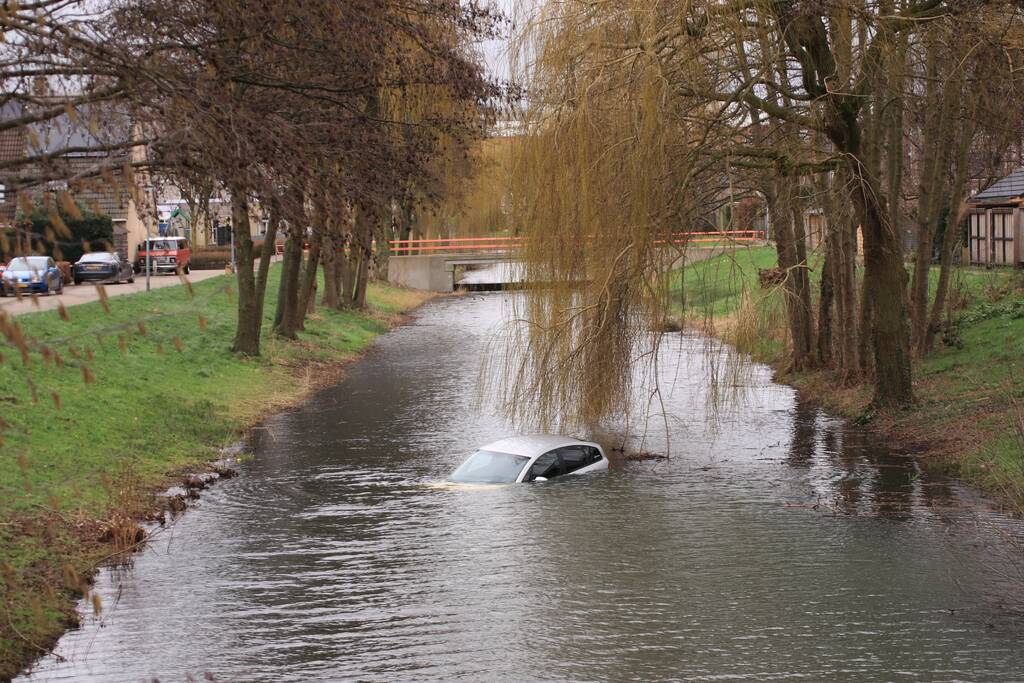 Personenauto belandt in water
