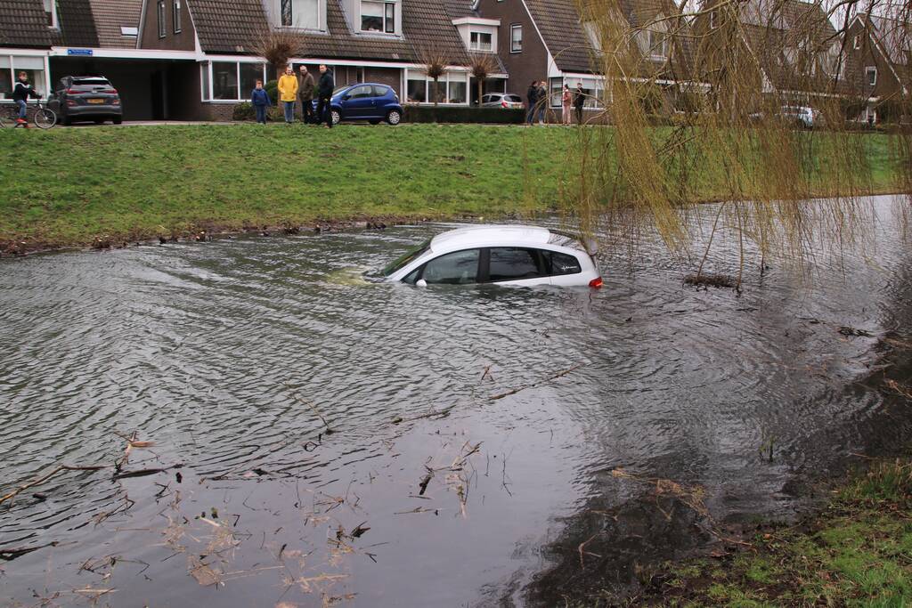 Personenauto belandt in water