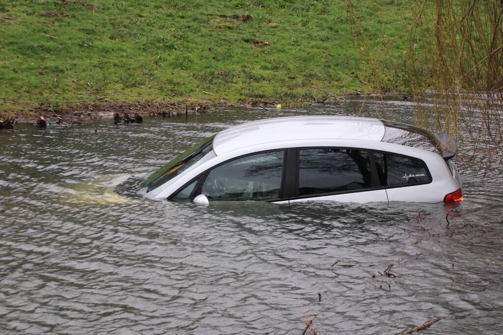 Personenauto belandt in water