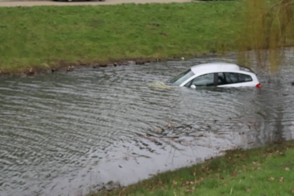Personenauto belandt in water