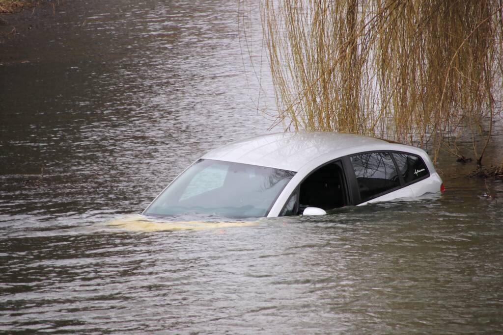 Personenauto belandt in water