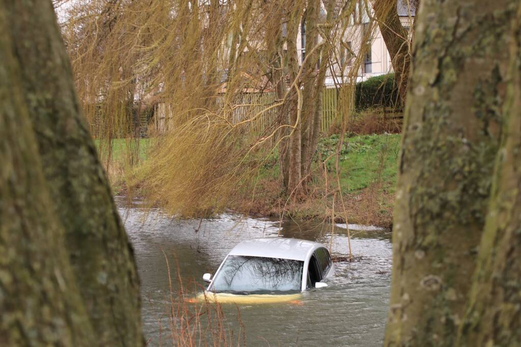 Personenauto belandt in water