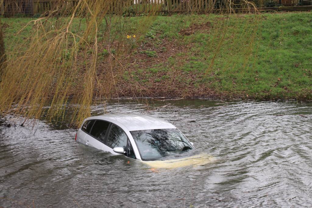 Personenauto belandt in water
