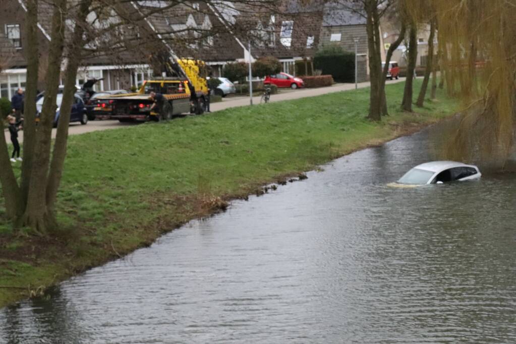 Personenauto belandt in water