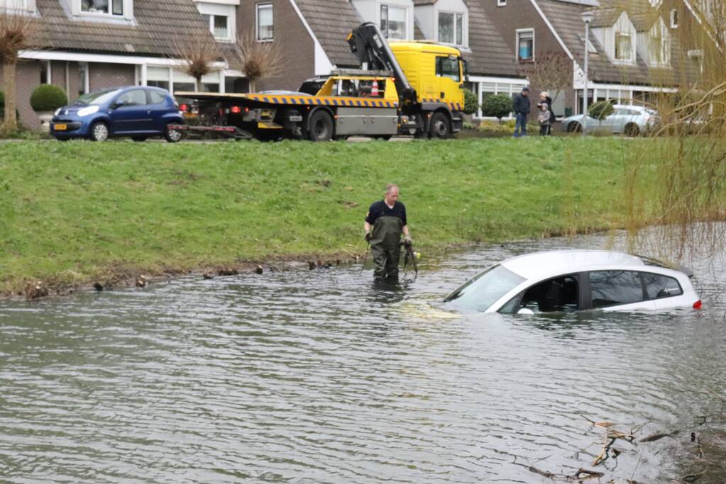 Personenauto belandt in water