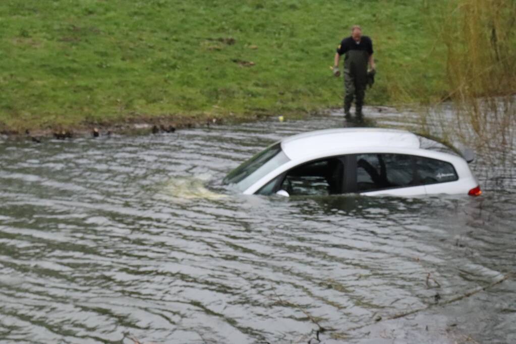 Personenauto belandt in water