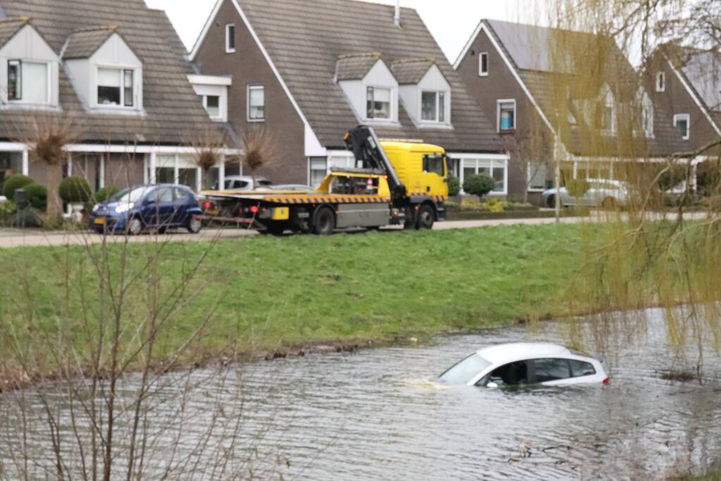 Personenauto belandt in water