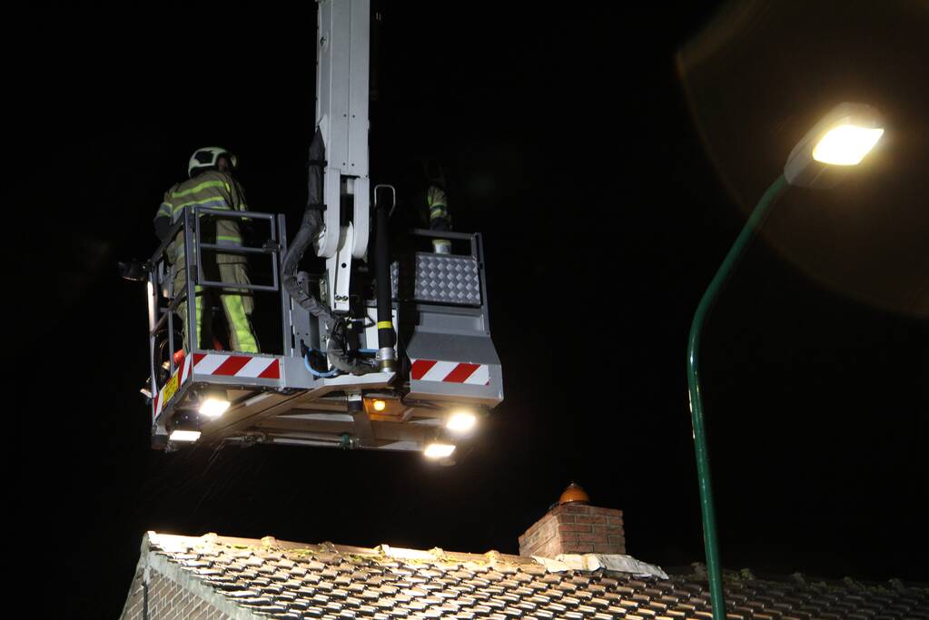 Vonken komen uit schoorsteen