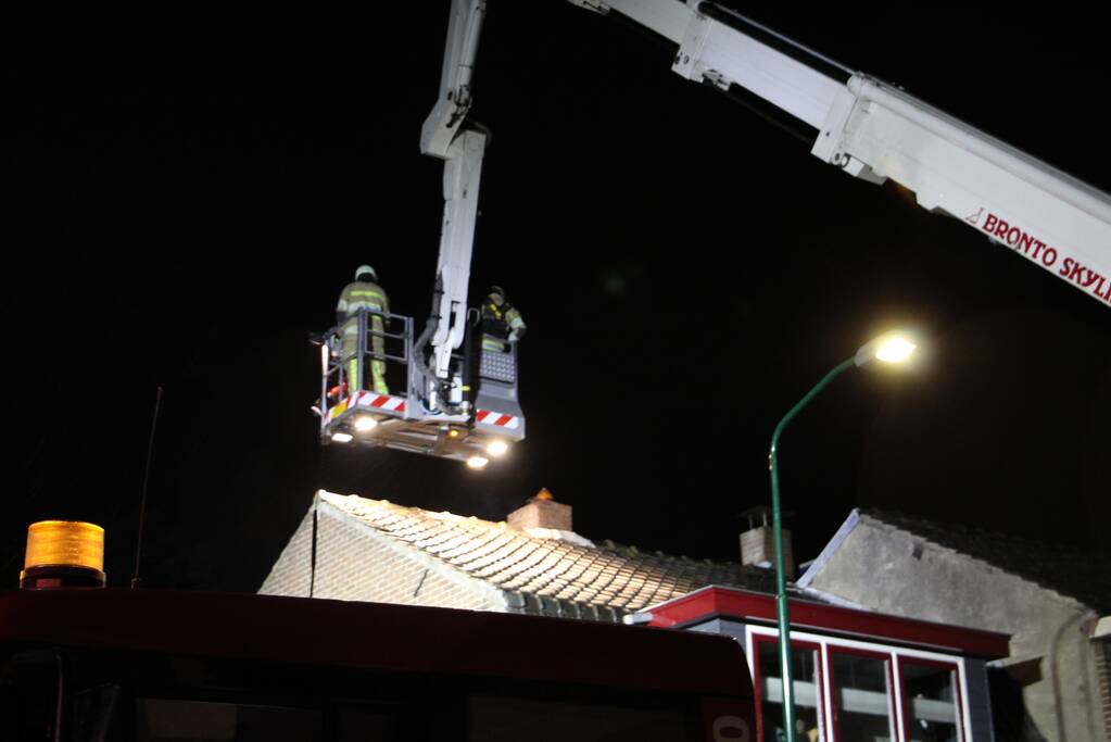 Vonken komen uit schoorsteen