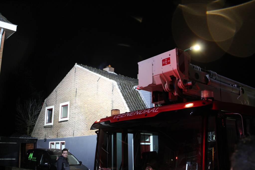 Vonken komen uit schoorsteen