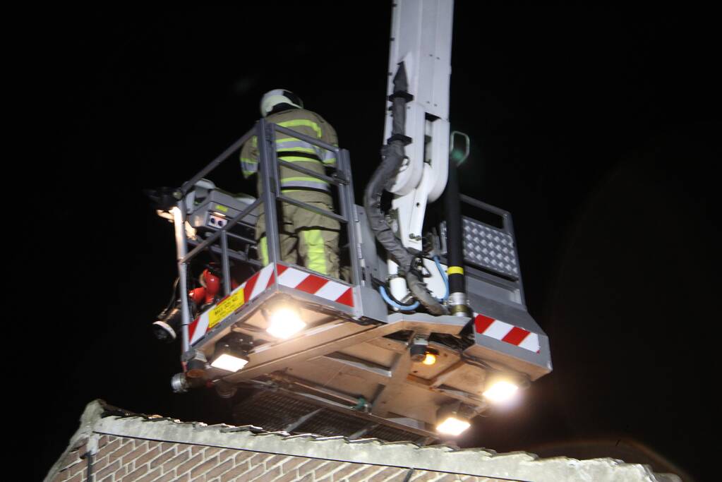 Vonken komen uit schoorsteen