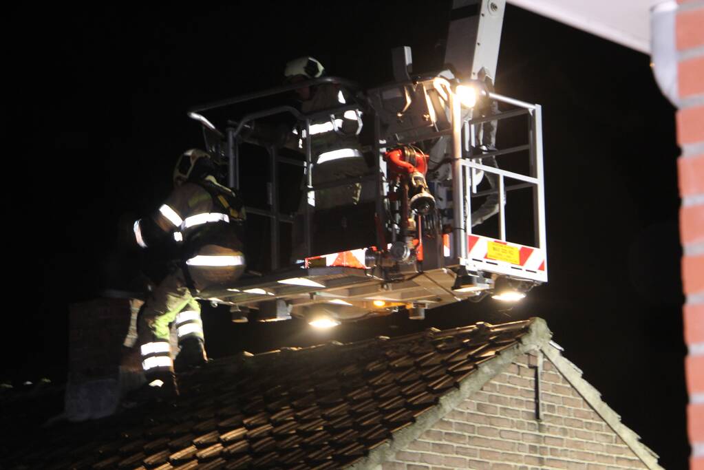 Vonken komen uit schoorsteen