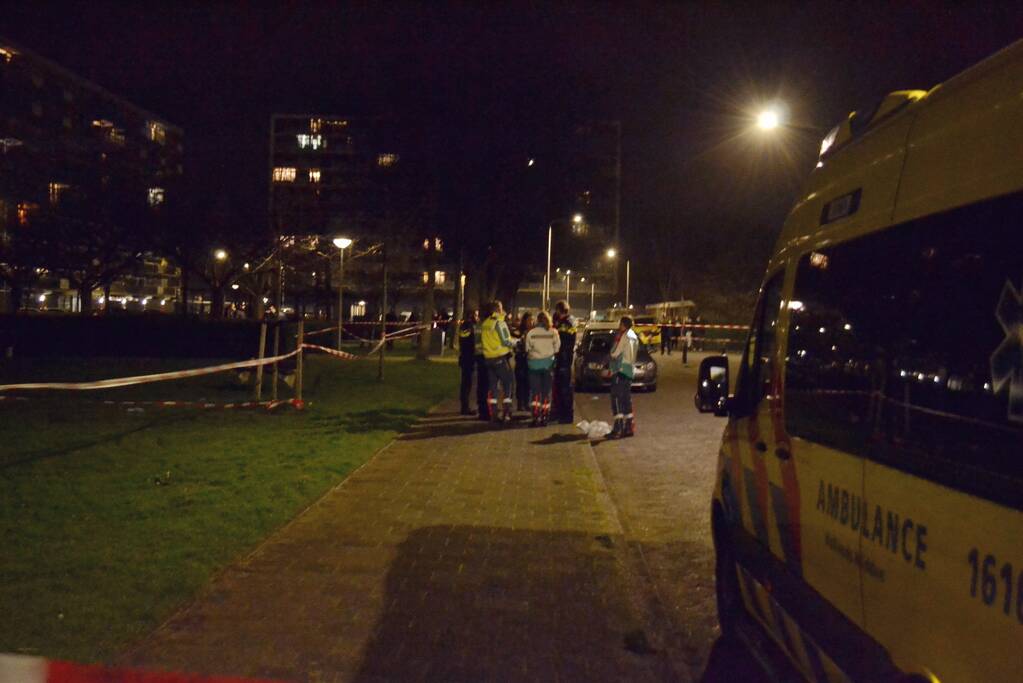 Één dode en drie gewonden bij steekpartij, verdachte aangehouden