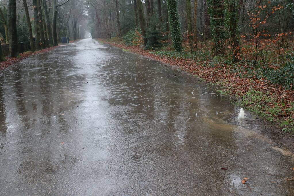 Straat blank na waterleidingbreuk