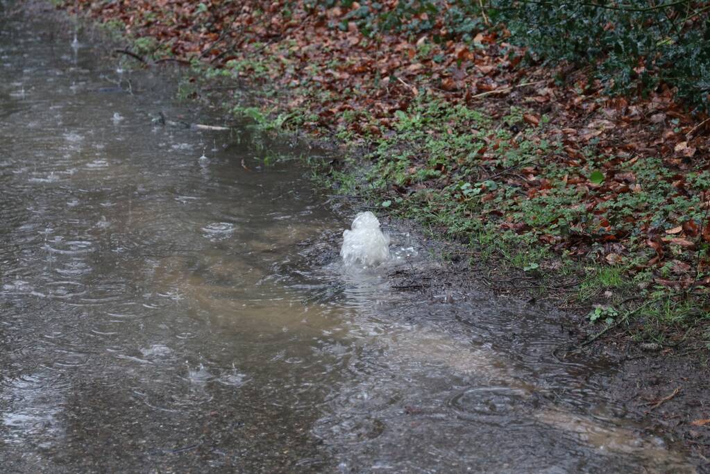 Straat blank na waterleidingbreuk