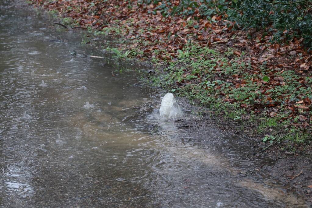 Straat blank na waterleidingbreuk