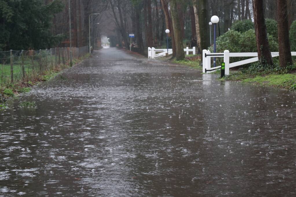 Straat blank na waterleidingbreuk