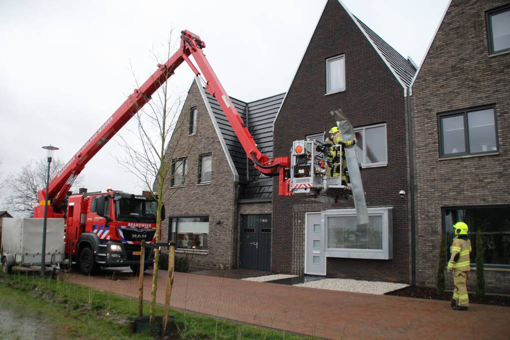 Opnieuw dakrand los door storm
