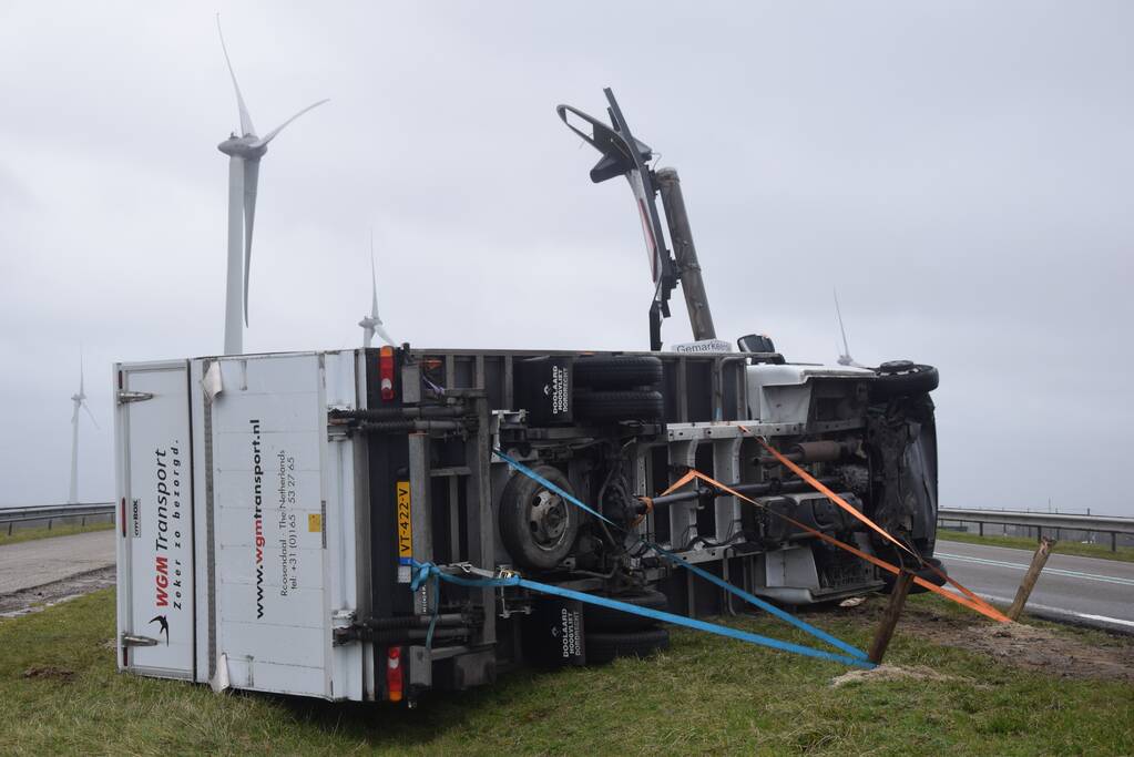 Bakwagen omgewaaid door harde wind
