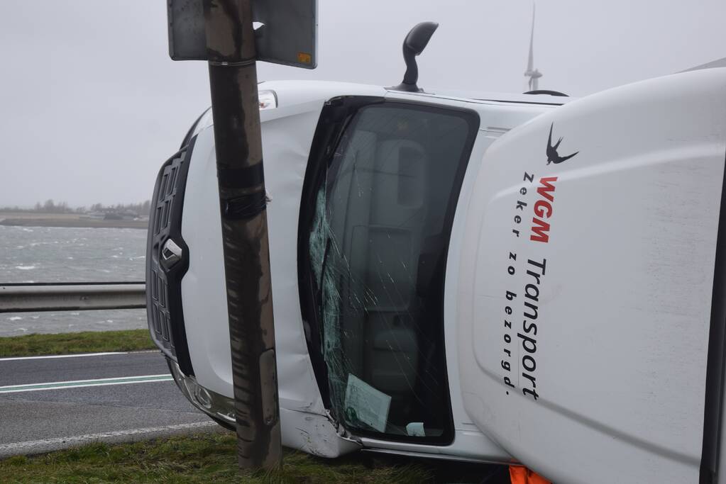 Bakwagen omgewaaid door harde wind