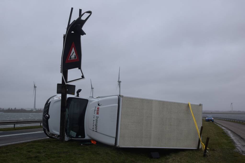 Bakwagen omgewaaid door harde wind
