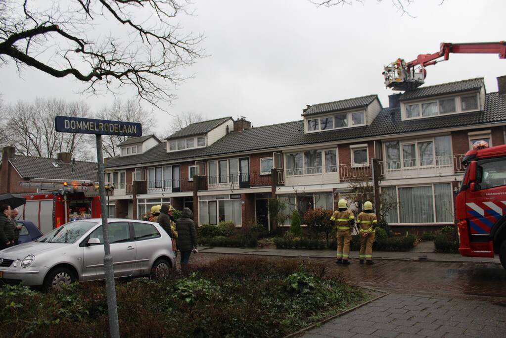 Brandweer veegt schoorsteen na schoorsteenbrand