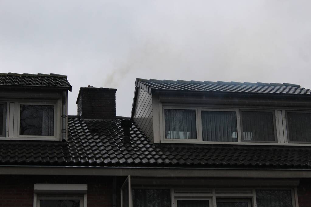 Brandweer veegt schoorsteen na schoorsteenbrand