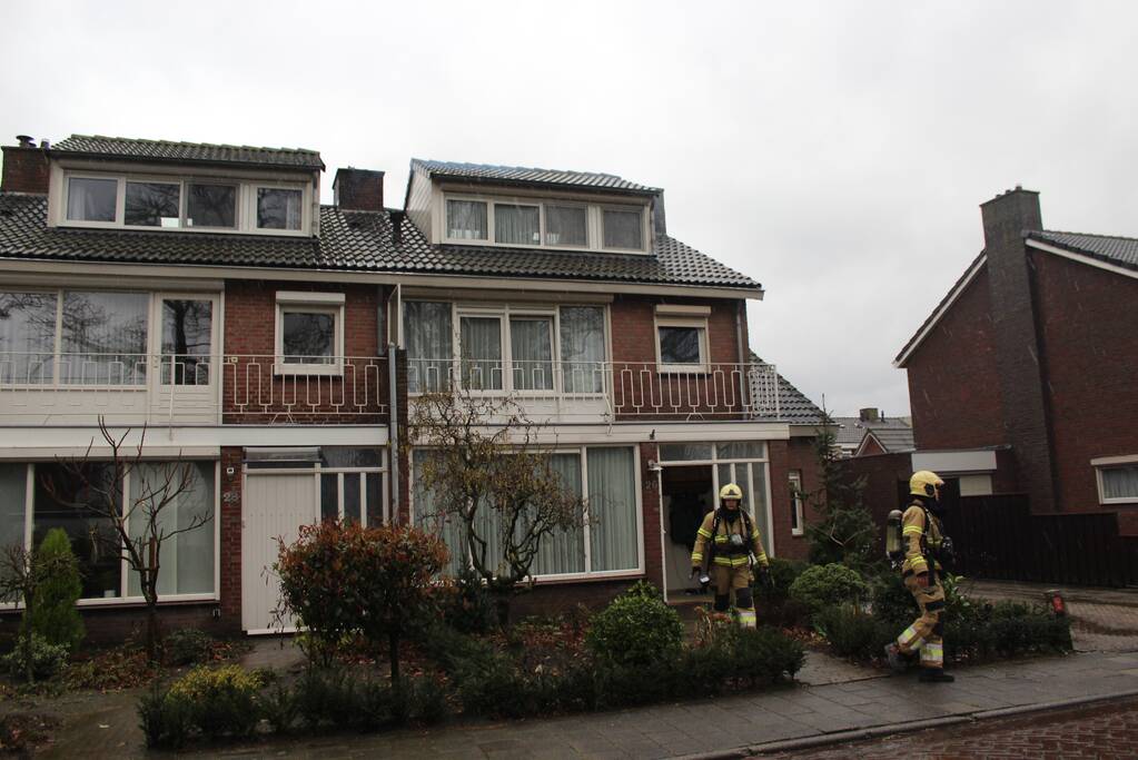 Brandweer veegt schoorsteen na schoorsteenbrand