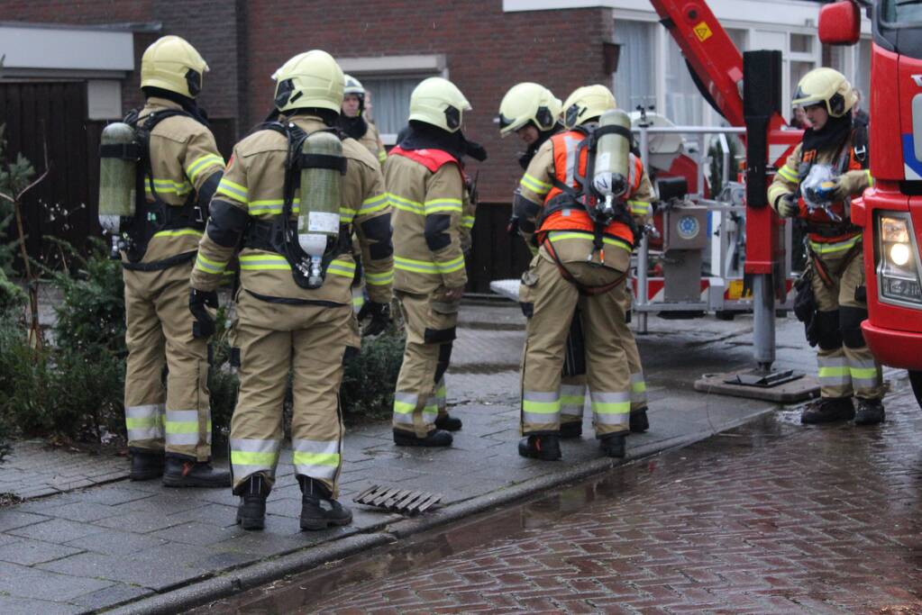 Brandweer veegt schoorsteen na schoorsteenbrand