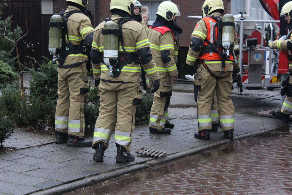 Brandweer veegt schoorsteen na schoorsteenbrand