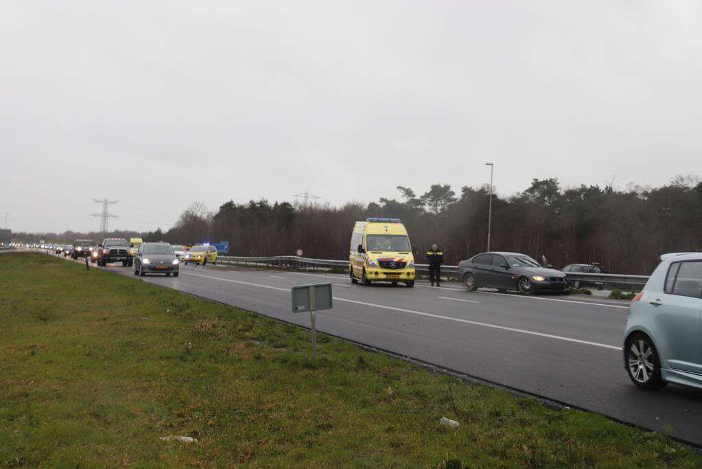 Auto knalt in vangrail van snelweg