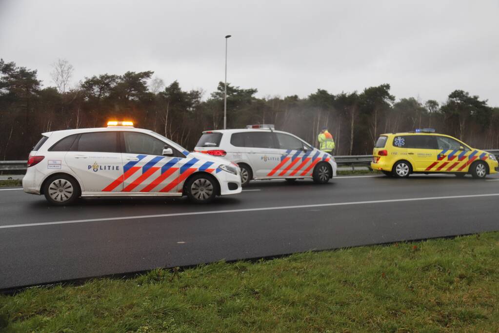 Auto knalt in vangrail van snelweg