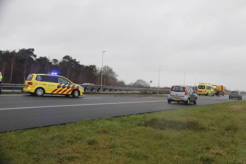 Auto knalt in vangrail van snelweg