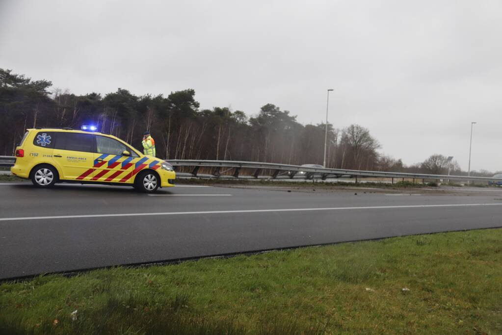 Auto knalt in vangrail van snelweg