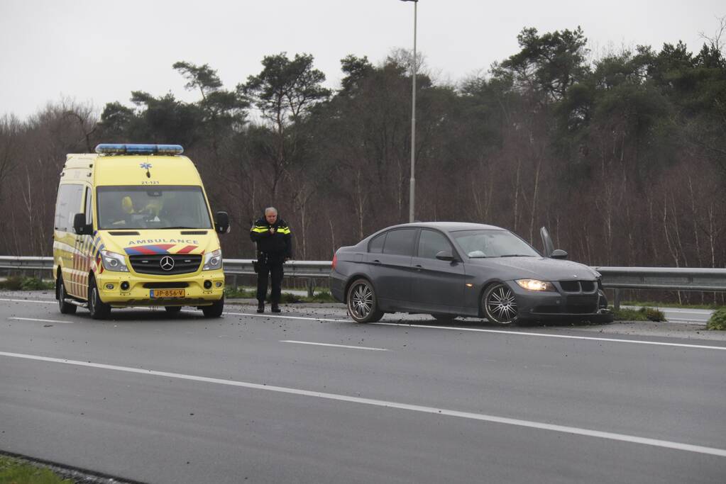 Auto knalt in vangrail van snelweg