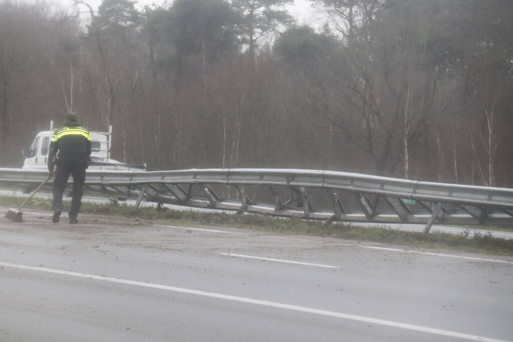 Auto knalt in vangrail van snelweg