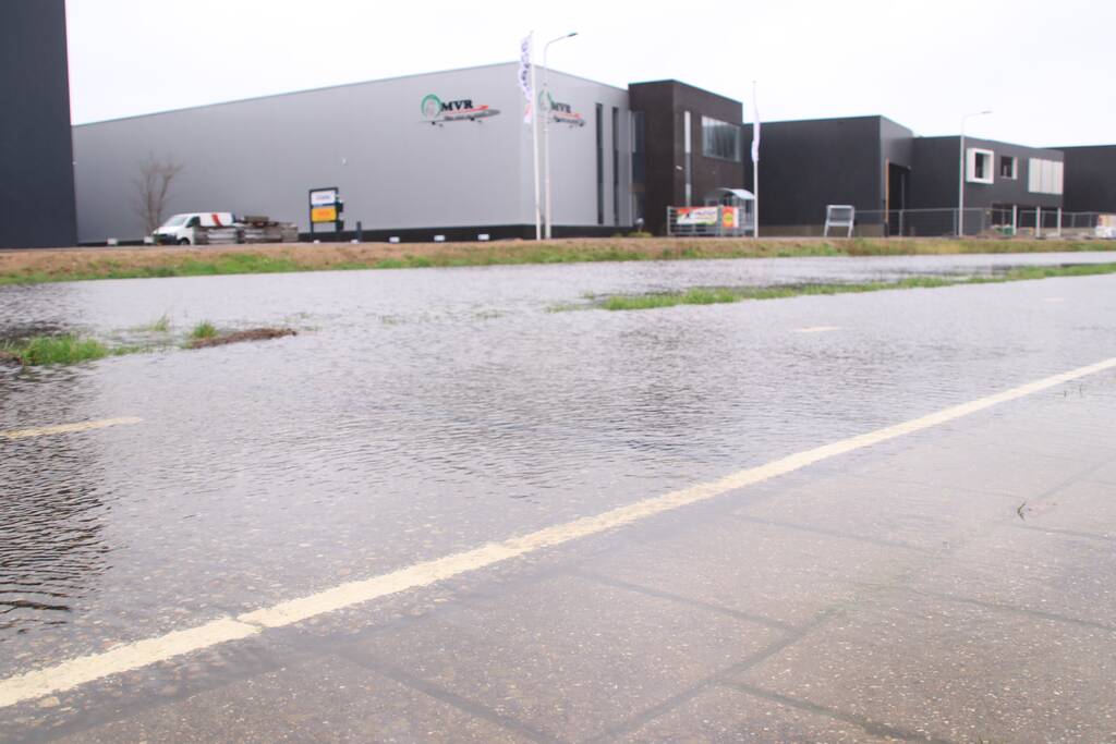 Weiland en fietspad volgelopen na fikse regenbui