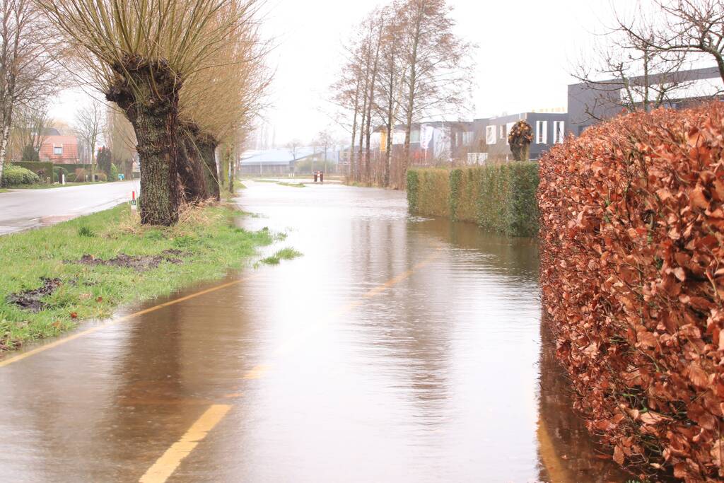 Weiland en fietspad volgelopen na fikse regenbui
