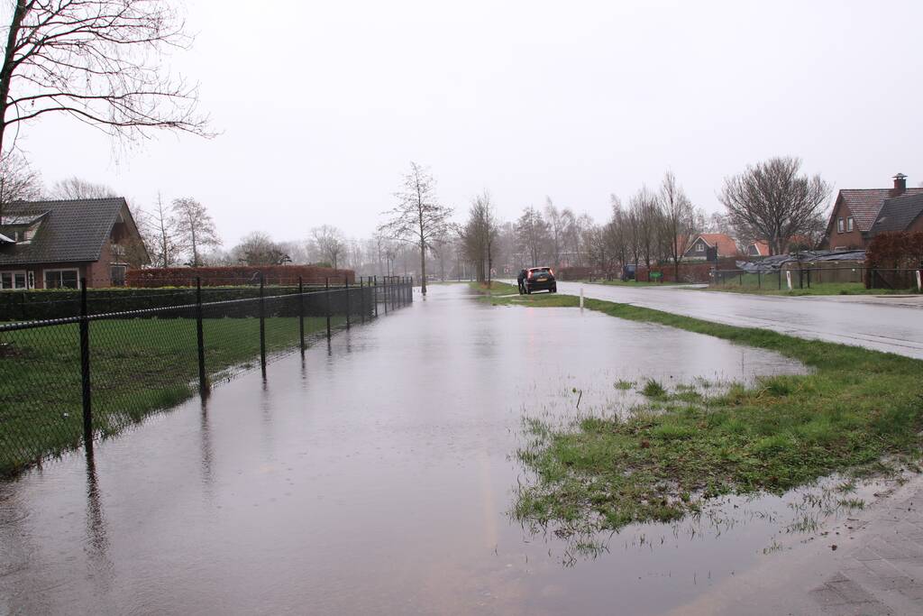 Weiland en fietspad volgelopen na fikse regenbui