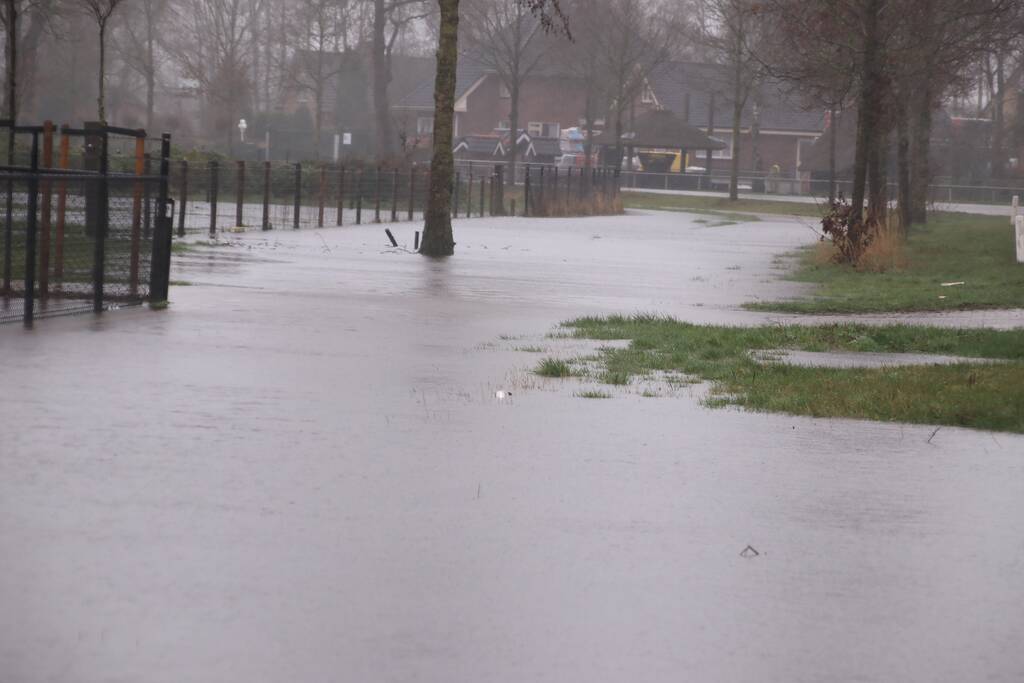 Weiland en fietspad volgelopen na fikse regenbui