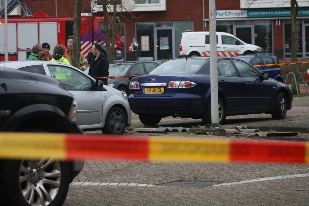 Asbestplaten van dak gewaaid, parkeerplaats afgesloten