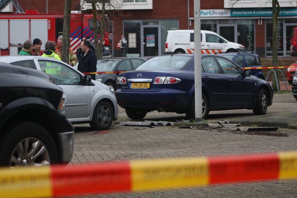 Asbestplaten van dak gewaaid, parkeerplaats afgesloten